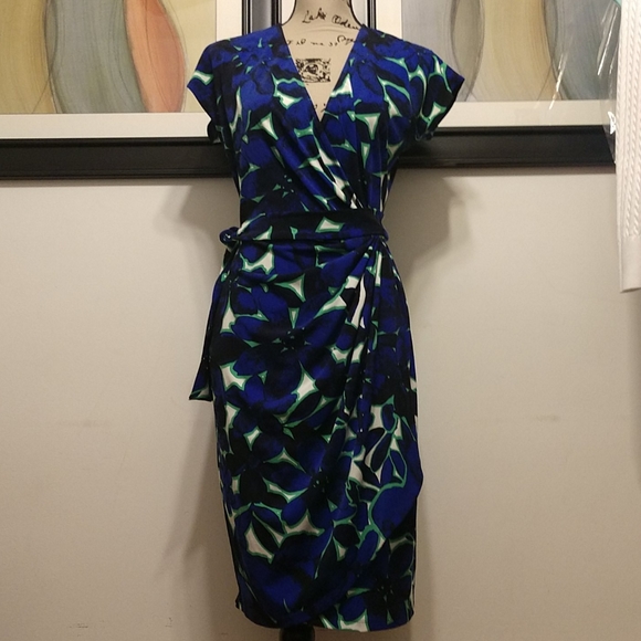 Maggy London Dresses & Skirts - 🎈Trendy Maggie London Wrap 👗, EUC, Sz 8